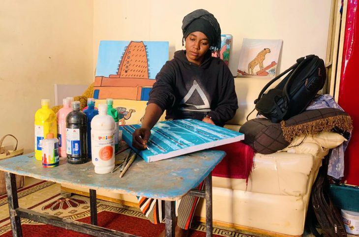 Portrait de Farida Maman Sani, une jeune artiste peintre à Agadez