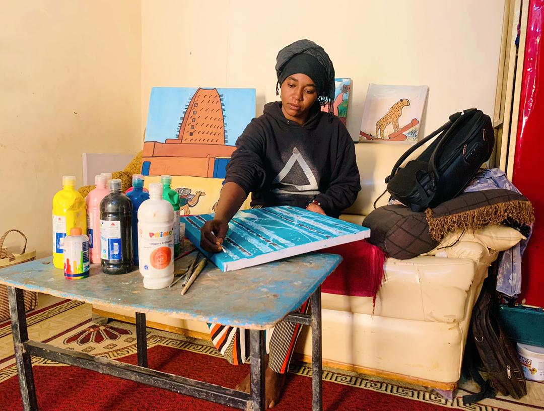 Portrait de Farida Maman Sani, une jeune artiste peintre à Agadez