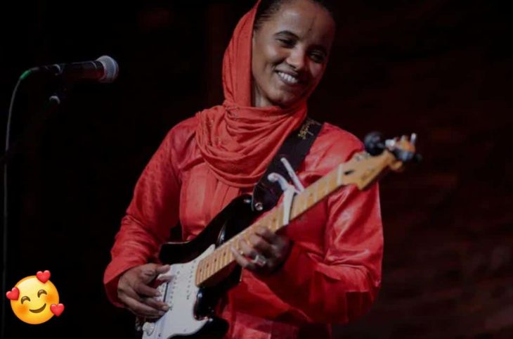 Portrait de Fatoumata Hamed, une guitariste d’Agadez