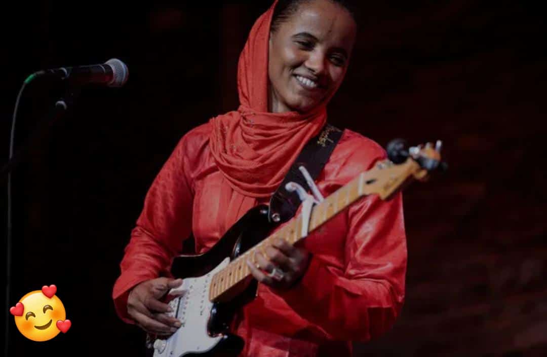 Portrait de Fatoumata Hamed, une guitariste d’Agadez