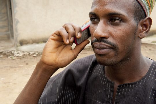 Ismail avec son téléphone mobile / Source: flickr.com - CC - Banque Mondiale - Licence - BY-NC-ND 2.0