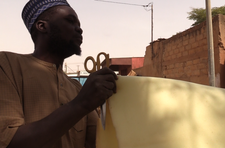Portrait de Abdoulaye Youssoufa Maïga, un menuisier déficient visuel 