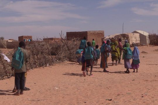 À Ouallam, petit à petit l’espoir renaît pour ces scolaires privés d’éducation grâce aux centres de regroupement créés par les autorités nigériennes.