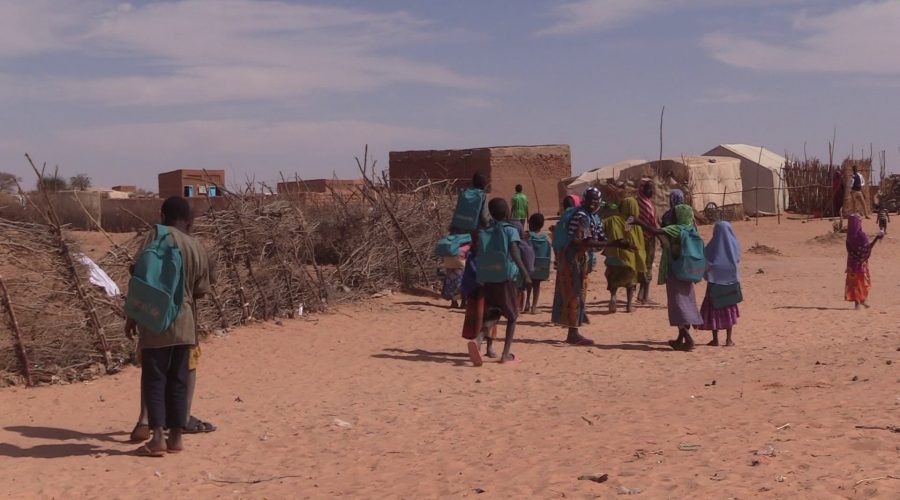Feature image À Ouallam, petit à petit l’espoir renaît pour ces scolaires privés d’éducation grâce aux centres de regroupement créés par les autorités nigériennes.