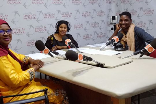 Les présentateurs de l'émission avec Mme Sidikou Cherifa Agoumo (à gauche), l'intvitée du jour - Studio Kalangou