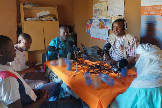 Les invités au forum du jour dans une salle dans la commune de Tabelot - Studio Kalangou