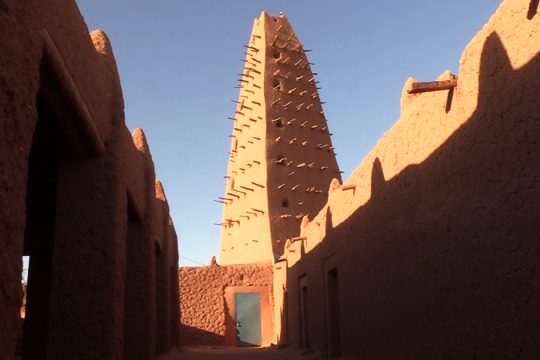 Cour intérieure de la mosquée d'Agadez avec le minaret, au centre, surplombant le bâtiment - Photo par Ousmane Mamoudou pour Studio Kalangou