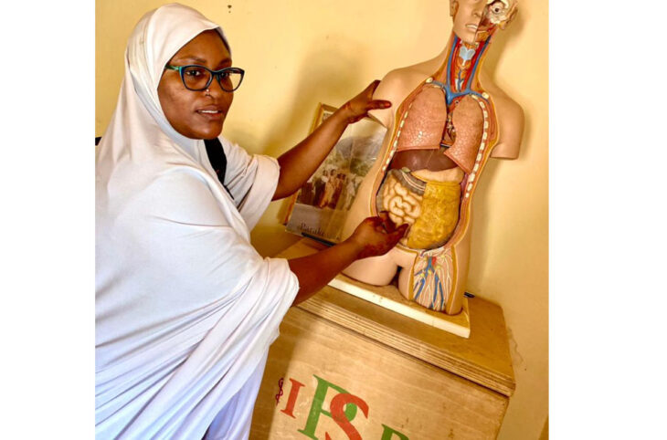 Portait de Habsatou Abbo Souleymane de vendeuse de nourriture dans une école de santé à étudiante dans cette école