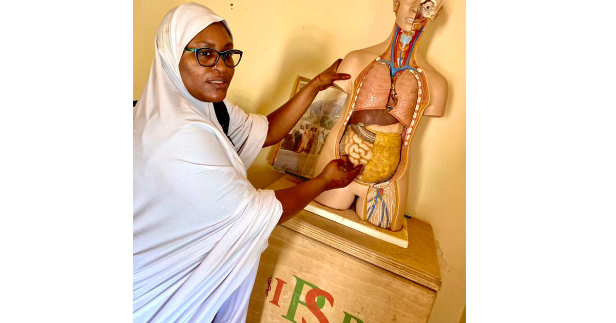 Portait de Habsatou Abbo Souleymane de vendeuse de nourriture dans une école de santé à étudiante dans cette école