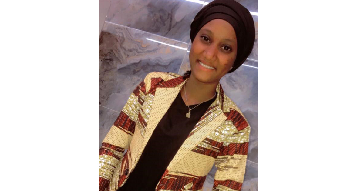 Portrait de Amina Salifou Habou, jeune pharmacienne, arbitre de foot féminin et couturière