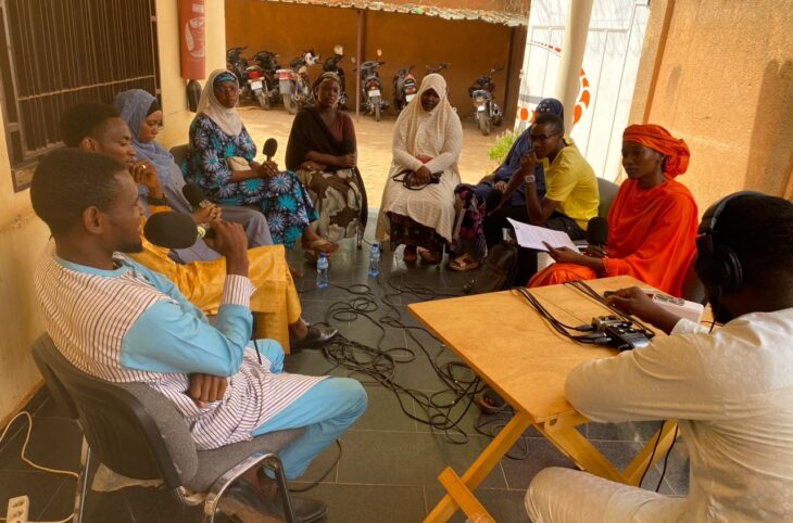 Les jeunes face à la pression sociale : quelles conséquences et comment gérer ?