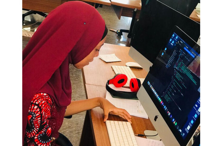 Portrait de Rahilatou Mamoudou, une jeune étudiante, passionnée du numérique