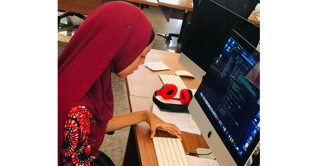 Portrait de Rahilatou Mamoudou, une jeune étudiante, passionnée du numérique