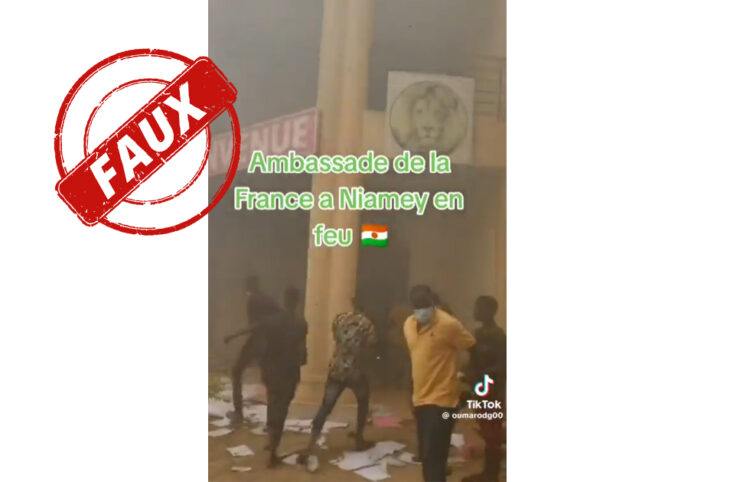 Cette vidéo montre le siège du PNDS Tarayya incendié, et non l’ambassade de France à Niamey