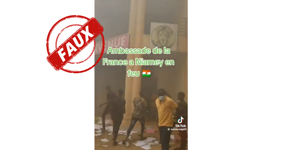 Cette vidéo montre le siège du PNDS Tarayya incendié, et non l’ambassade de France à Niamey