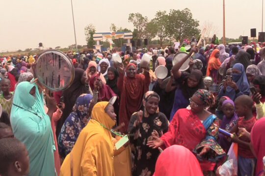 Des femmes manifestant contre la présence militaire française au Niger en faisant du bruit avec leurs casseroles devant la base militaire 101 de Niamey le 30 août 2023 au rond point escadrille - Photo: Faride Boureima pour Studio Kalangou