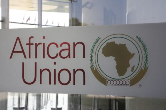 Le logo de l'Union africaine (UA) visible à l'entrée du siège de l'UA, le 13 mars 2019, à Addis-Abeba / Source: AFP -LUDOVIC MARIN / POOL