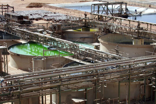Vue générale prise le 23 février 2005 des installations de l'usine de traitement des minéraux de Somaïr - Photo par PIERRE VERDY / AFP