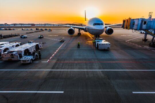 Photo d'un avion dans un aéroport / Source: unsplash.com