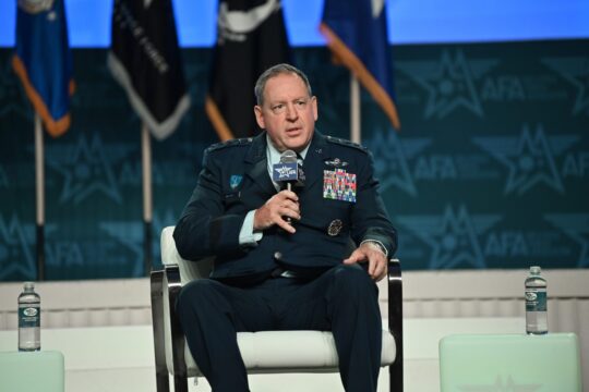 Le général James B. Hecker, commandant des forces aériennes américaines en Europe et en Afrique, lors de la conférence 2023 sur l'air, l'espace et la cybersécurité de l'Association des forces aériennes et spatiales, le 12 septembre, à National Harbor, Maryland. Photo de Mike Tsukamoto/Magazine des Forces aériennes et spatiales