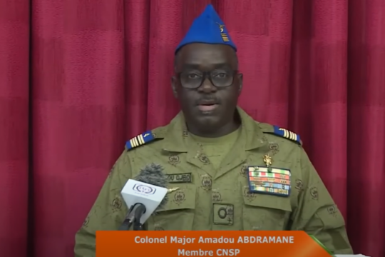 Le colonel major Amadou Abdramane, un membre du CNSP, lisant un communiqué / Photo: RTN