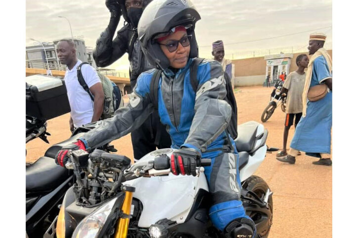 Portrait de Charifatou Soumana, une jeune fille passionnée de motos grosses cylindrées