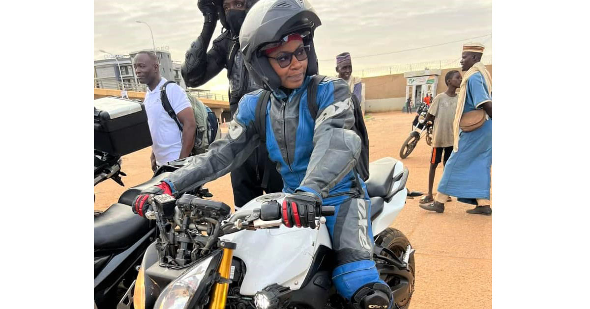 Portrait de Charifatou Soumana, une jeune fille passionnée de motos grosses cylindrées