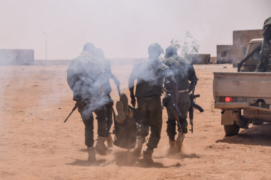 Les soldats des Forces armées nigériennes évacuant un blessé lors d'une mission de formation au cours de l'exercice Flintlock en 2018 à Agadez (Niger), le 17 avril 2018. Flintlock est un exercice annuel militaire et d'application de la loi qui a renforcé les principales forces des pays partenaires dans tout le Nord et L'Afrique de l'Ouest ainsi que les forces d'opérations spéciales de l'ouest depuis 2005. (U.S. - Photo de l'armée américaine par le Sgt. 1re classe Mary S. Katzenberger, 3e Groupe des forces spéciales (Airborne)/libéré) / Source : flickr.com
