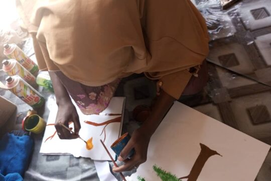 Chamsiya, en train de dessinser dans son atelier