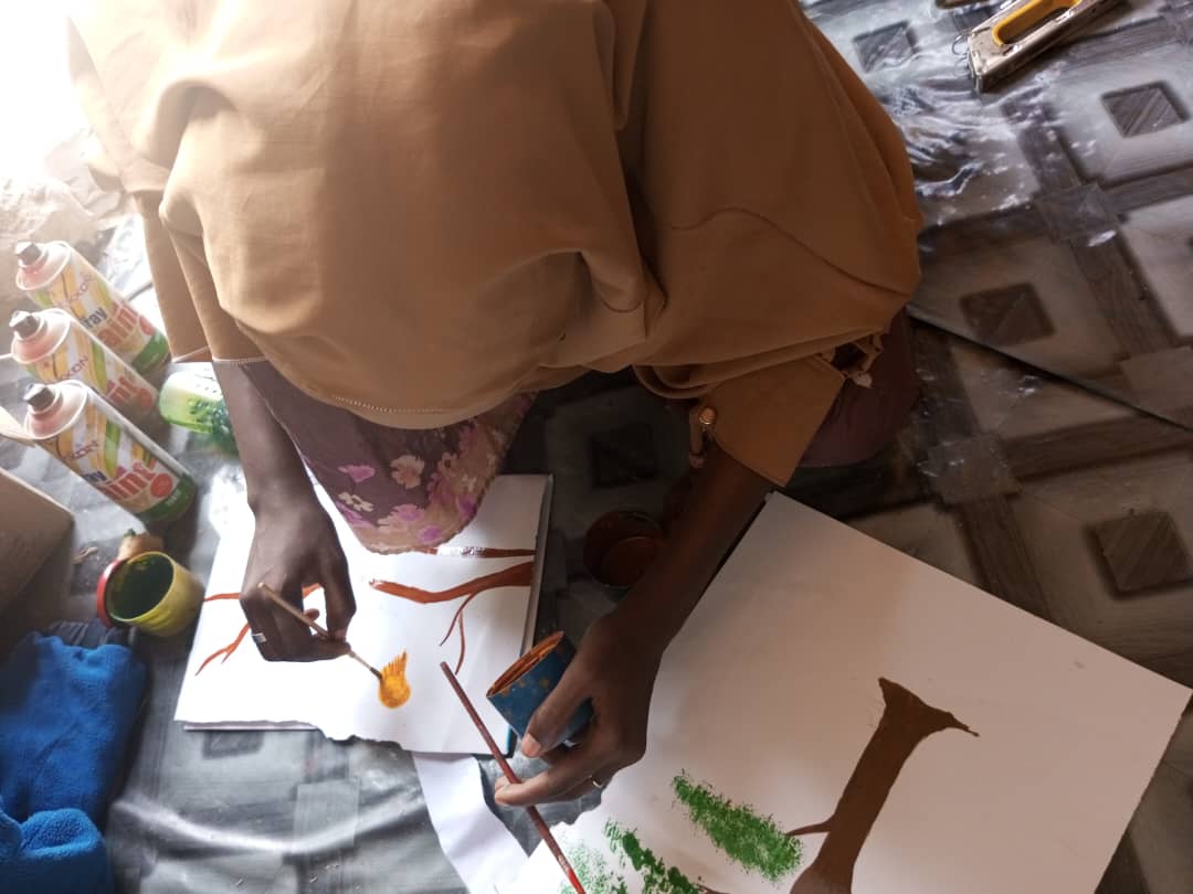 Chamsiya est une dessinatrice qui vit à Diffa
