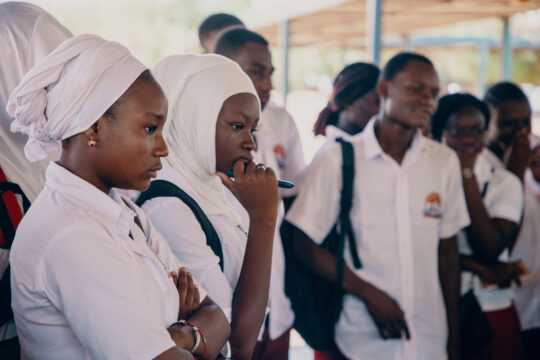 Image d'illustration : Des jeunes scolaires en trai de suivre une émission radio enregistrée dans l'enceinte du collège Mariama de Niamey en juin 2019 - Photo par Ollivier Girard pour Studio kalangou