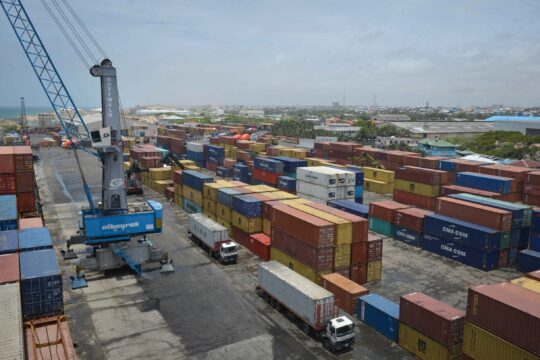 Des conteneurs de marchandises dans un port / Crédit Photo: AMISON via iwaria.com