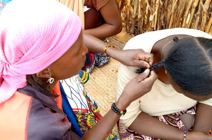 À la découverte d’une tresseuse traditionnelle de Bandé