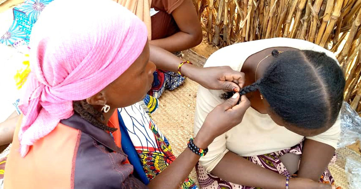 À la découverte d’une tresseuse traditionnelle de Bandé 