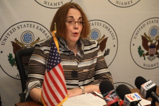 La secrétaire d'État adjointe aux affaires africaines, Molly Phee lors de sont point de presse à Niamey le 12 décembre 2023 / Source : lesahel.org