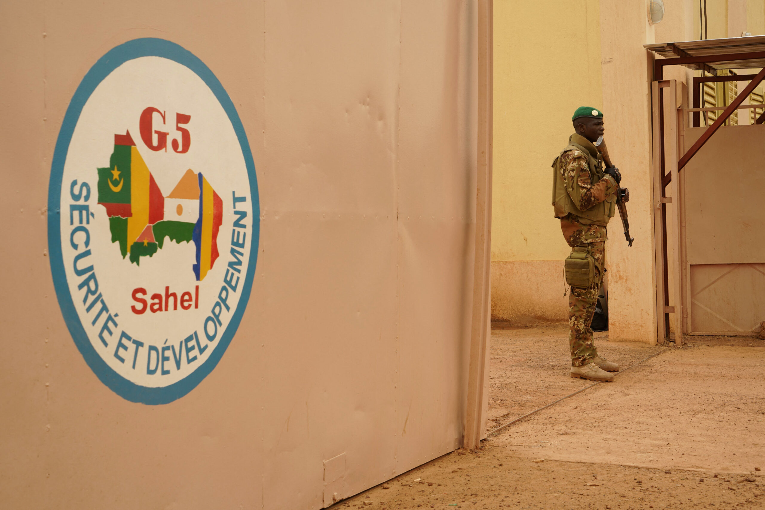 Un soldat de l'armée malienne du G5 Sahel, à Sévaré le 30 mai 2018 – Photo par SÉBASTIEN RIEUSSEC / AFP