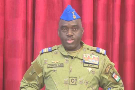 Le Colonel major Abdouramane Amadou lisant le communiqué conjoint de l'AES sur son retrait de la CEDEAO le dimanche 28 janvier 2023 sur la télévision nationale du Niger