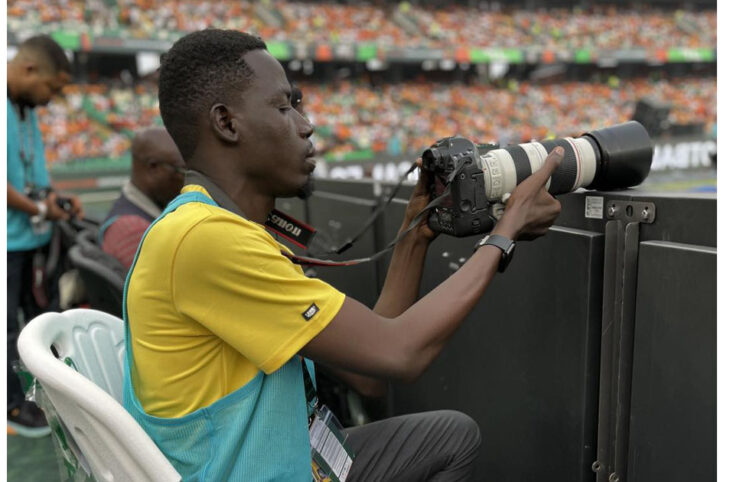Le photographe Hassane SOS au cœur de la can à Abidjan