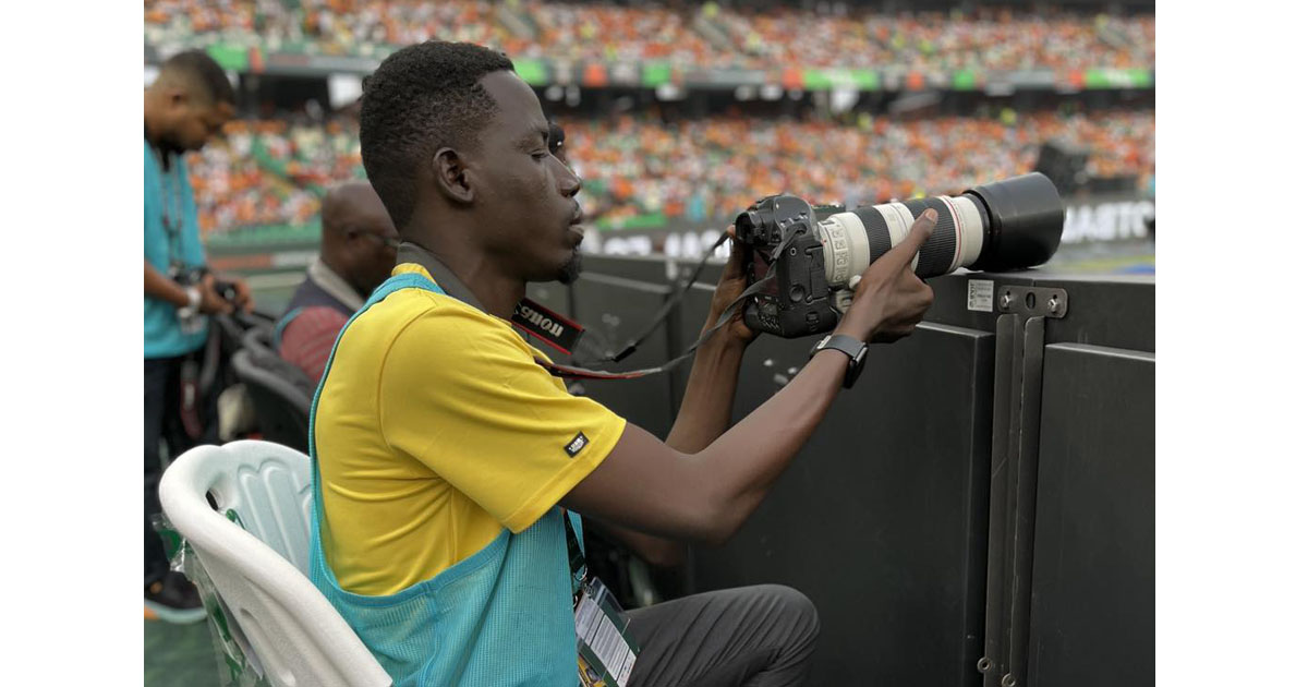 Le photographe Hassane SOS au cœur de la can à Abidjan