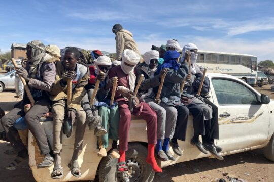 Des migrant en route pour la Libye à partir de la ville d'Agaez le 2 janvier 2024 - Photo par Adam Sariou pour Studio Kalangou