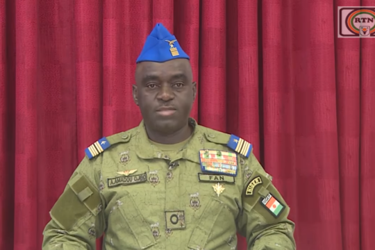 Le Niger dénonce l'accord de coopération militaire avec les Etats-Unis / Le Colonel Major Amadou Abdramane, porte-parole du CNSP, le 16 mars 2024 à la télévision nationale du Niger / Source : Facebook de la RTN