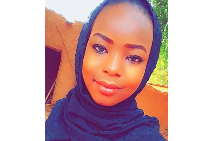 Portrait de Zeinab Lawali, l'unique jeune femme qui fait le maquillage des femmes de Bandé