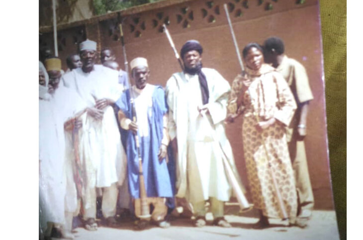 Fatima Mamane, une artiste jouant avec le Kakaki, un instrument de musique traditionnel