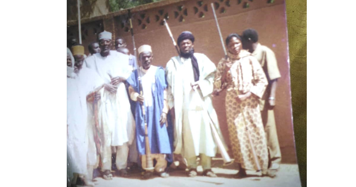 Fatima Mamane, une artiste jouant avec le Kakaki, un instrument de musique traditionnel