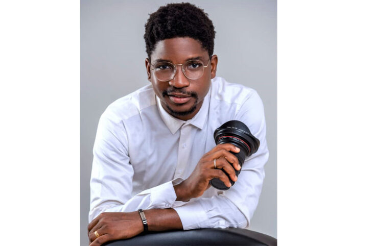 Portrait d’Olivier Assogbavi, jeune journaliste et créateur de contenu web