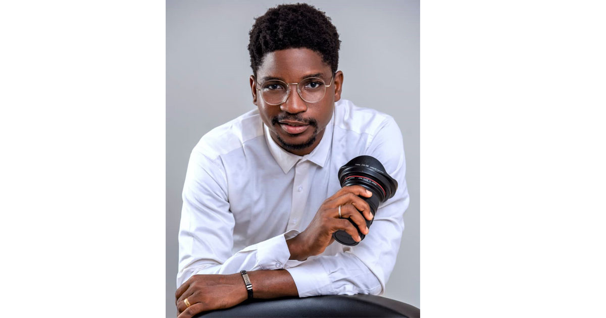 Portrait d’Olivier Assogbavi, jeune journaliste et créateur de contenu web