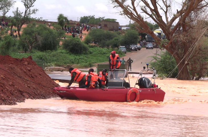 Crue du fleuve et routes coupées : le Niger pris en étau par les intempéries