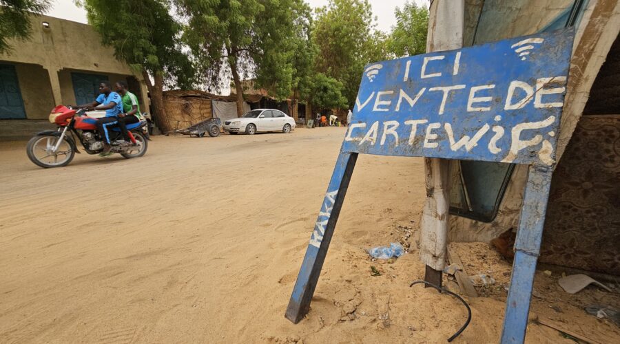 Une enseigne devant un cybercafé fournissant un accès à Internet