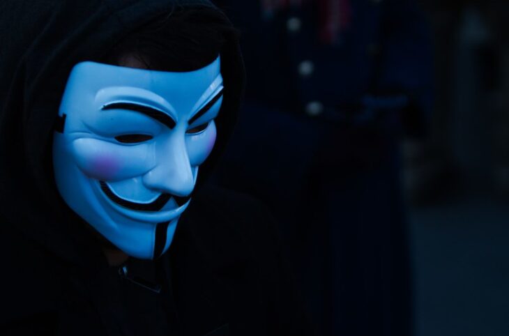 Anonymous accuse Elon Musk d'abus de pouvoir et menace de représailles