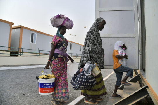 Des migrants du Niger arrivent dans un centre de transit pour migrants à Tamanrasset, dans le sud de l'Algérie, le 30 juin 2018. AFP